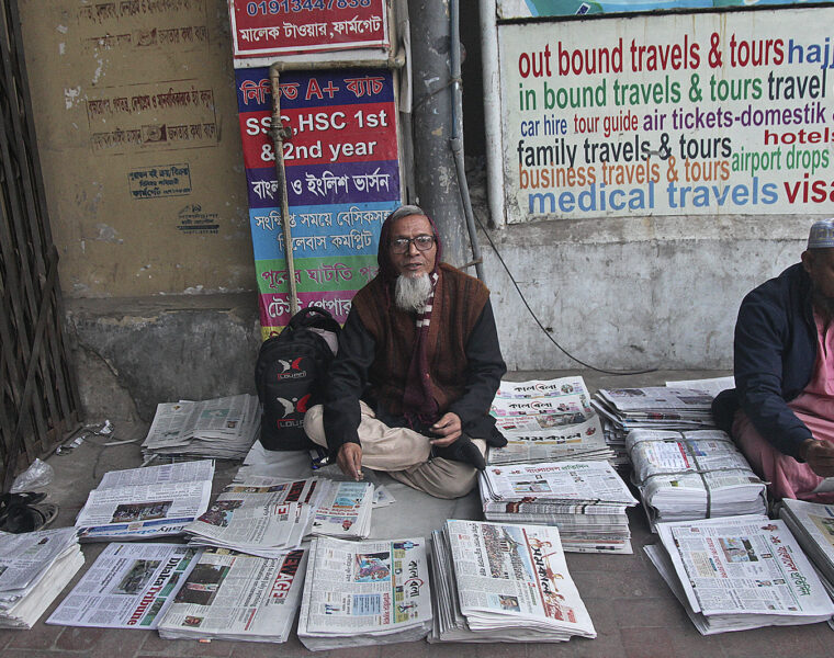 Tidningsförsäljare på en gata i Dhaka.