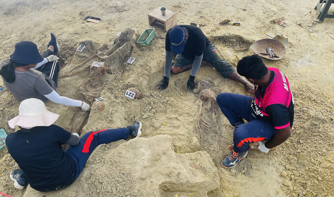 Utgrävning av massgravar i Chemmani i norra Sri Lanka 2025