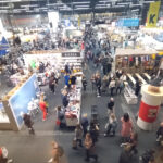 Bokmässan 2025, med besökare som spanar efter böcker och författare.