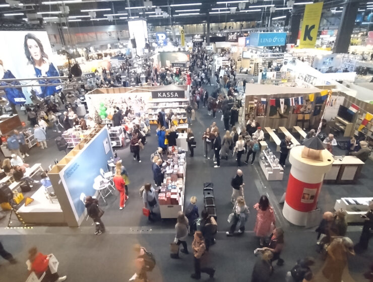 Bokmässan 2025, med besökare som spanar efter böcker och författare.