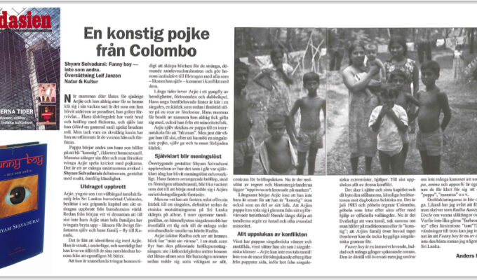 Recension av romanen Funny boy i Sydasien nr 4 1996, signerad Anders Sjöbohm.