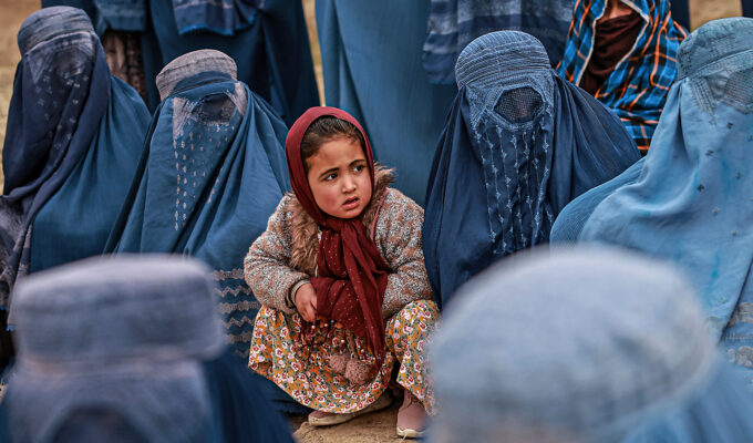 För kvinnor är det enligt talibanerna förbjudet för kvinnor att ha något annat än burqa på sig, när de eventuellt tillåts lämna hemmet.