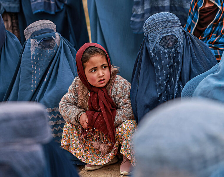 För kvinnor är det enligt talibanerna förbjudet för kvinnor att ha något annat än burqa på sig, när de eventuellt tillåts lämna hemmet.