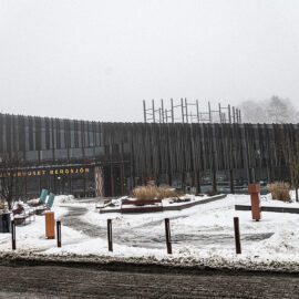 Kulturhuset i Bergsjön var inbäddad i vinterskrud 21 februari 2026, då internationella modersmålsdagen uppmärksammades.