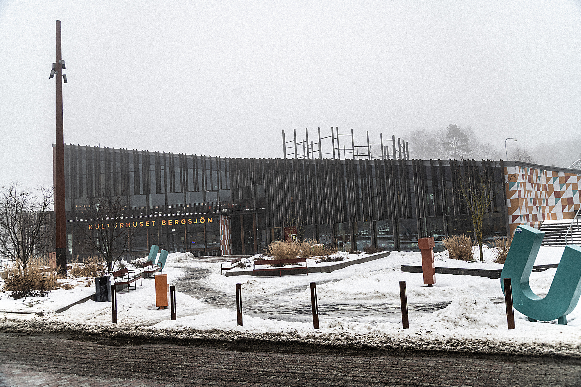 Kulturhuset i Bergsjön var inbäddad i vinterskrud 21 februari 2026, då internationella modersmålsdagen uppmärksammades.