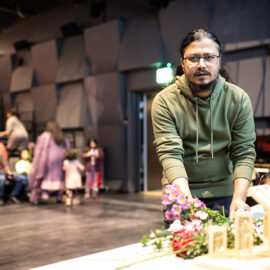 Fristadsförfattaren Pranto Palash och de cirka 30-40 åhörararna i Kulturhuset i Bergsjön hedrade landets språkliga historia med blommor.