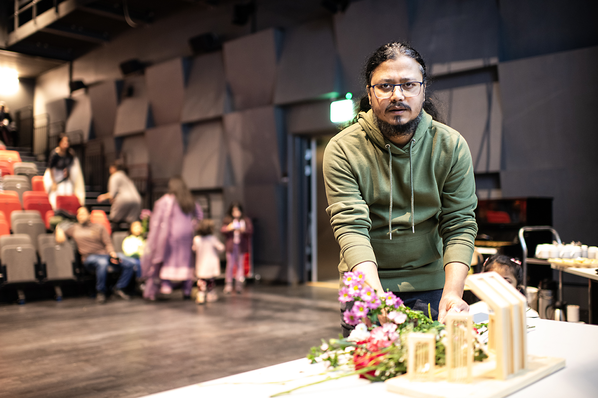 Fristadsförfattaren Pranto Palash och de cirka 30-40 åhörararna i Kulturhuset i Bergsjön hedrade landets språkliga historia med blommor.