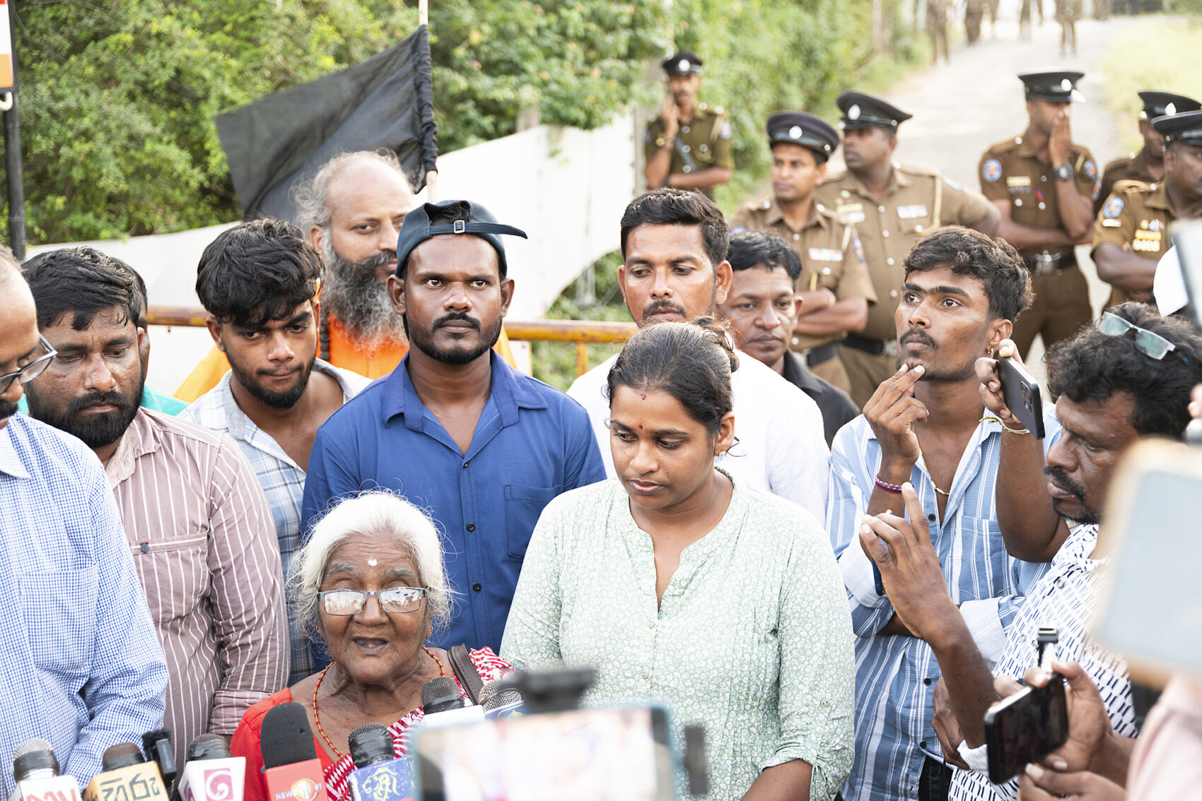 En kvinna talar vid en protest i byn Thaiyiddy på Jaffnahalvön i Sri Lanka, 12 februari 2025, mot att armén vill bygga ett buddisttempel i byn, på arméockuperad mark som ägs av tamiler som flytt under kriget.
