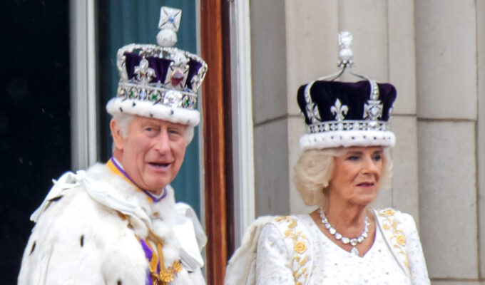 Kungaparet Charles III och Camilla vid Buckingham i samband med kröningen den 6 maj 2023. Kronjuvelerna vittnar om imperiets fornstora dagars makt.