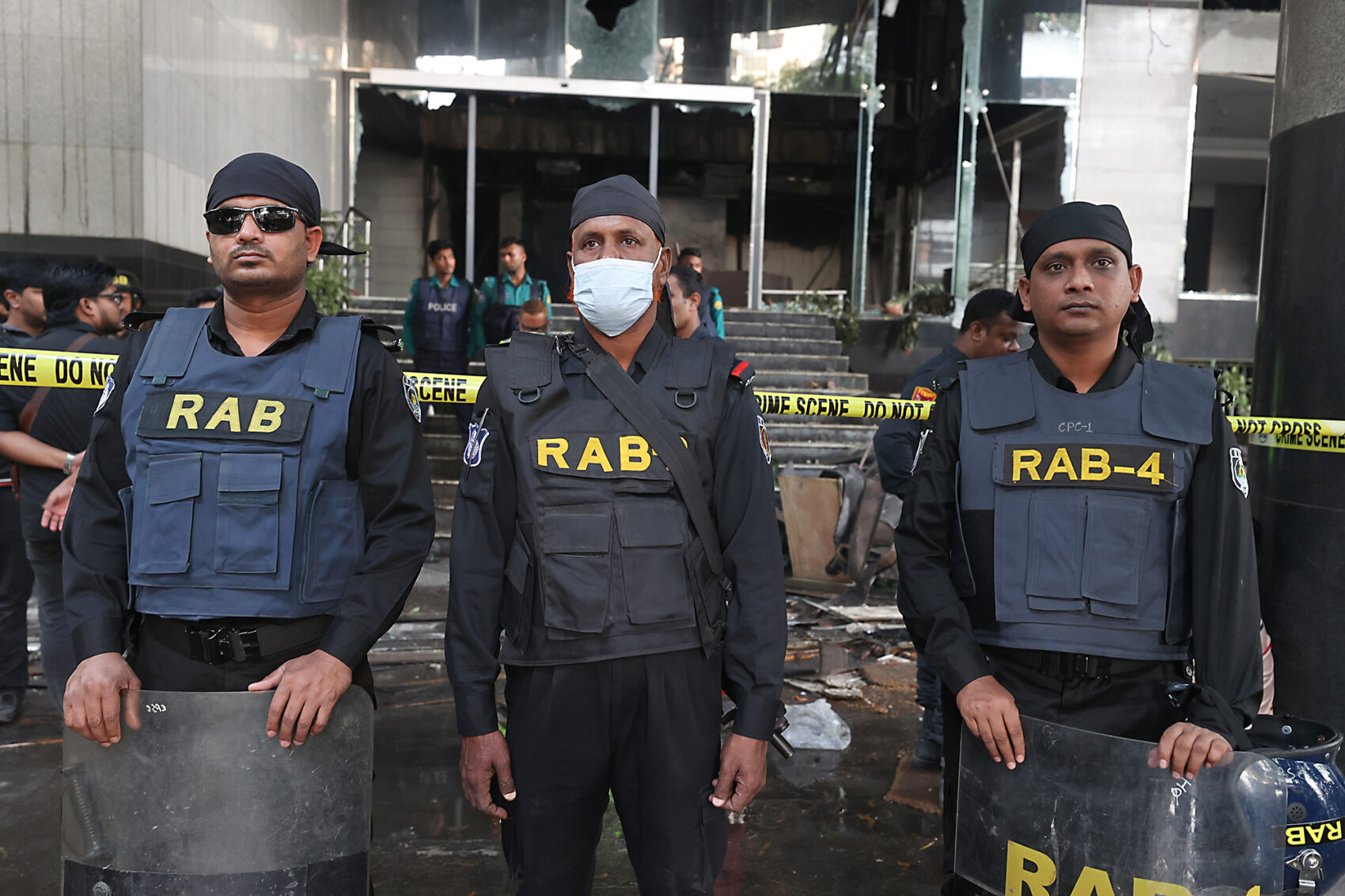 Polisen vaktar vid ingången till huset där den engelskspråkiga dagstidningen Daily Star i har sin redaktion i Dhaka. Redaktionen attackerades 19 december 2025.