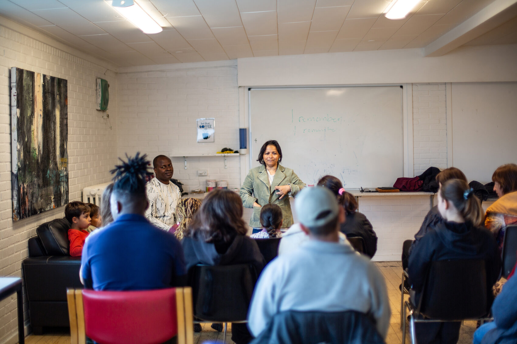 Murshida Zaman under en workshop i skrivande vid Ranum Asyl Center, som organiserades av Reasat Jyoti och Lim Collective.