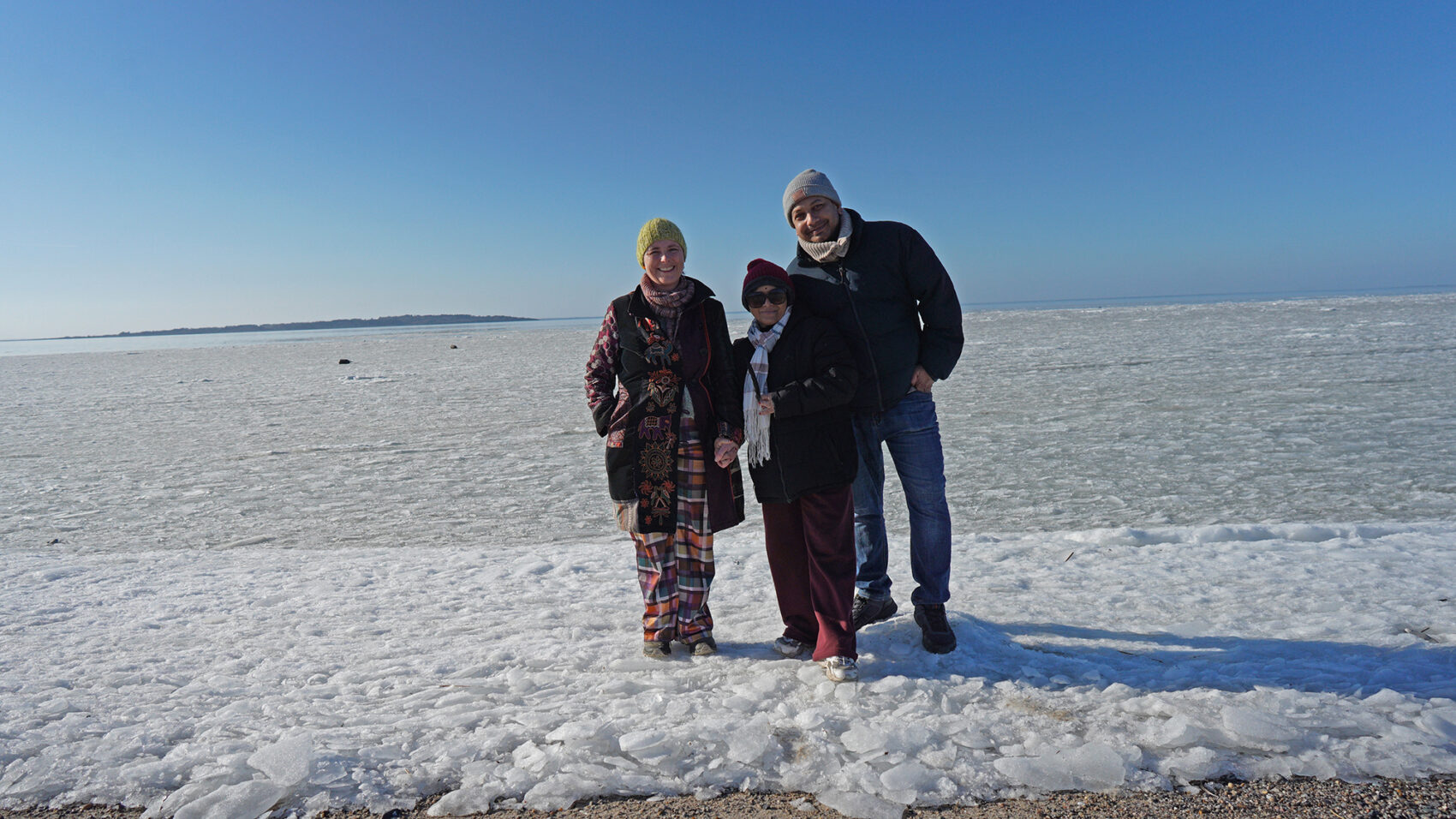 Tillsammans med skådespelaren Jeanette Lykke Hvid arbetar Reasat och Murshida med en film om hur livet skiljer sig för danska och afghanska kvinnor.
