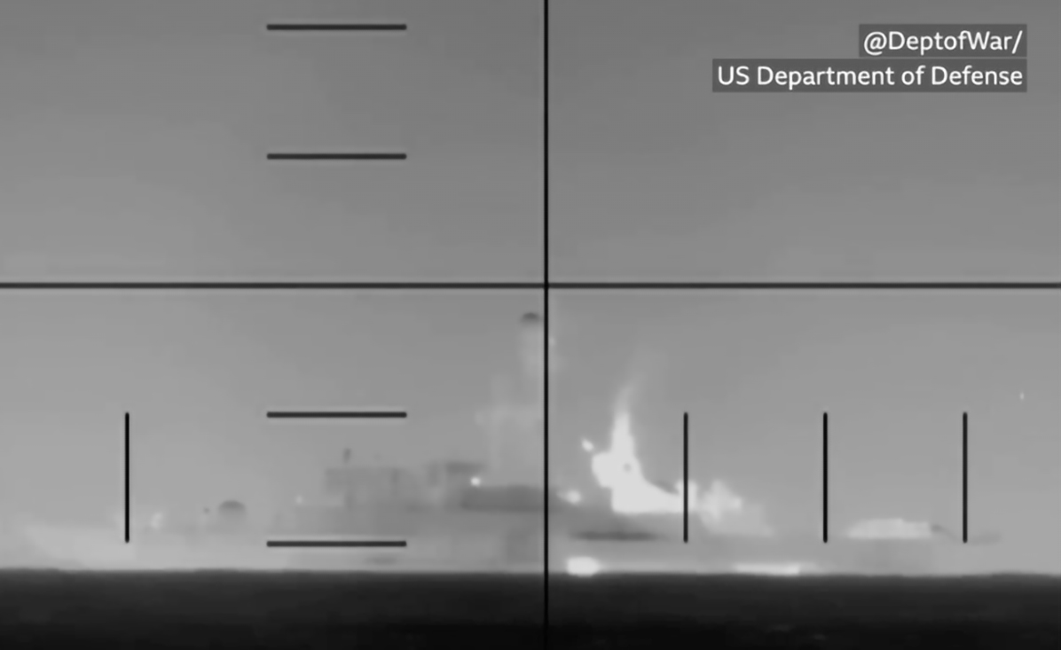 Den iranska fregatten Iris Dena siktas från en amerikansk ubåt ögonblicket innan den sänks av en torped som skickats från ubåten. Ett suddigt filmklipp visar också hela sekvensen.