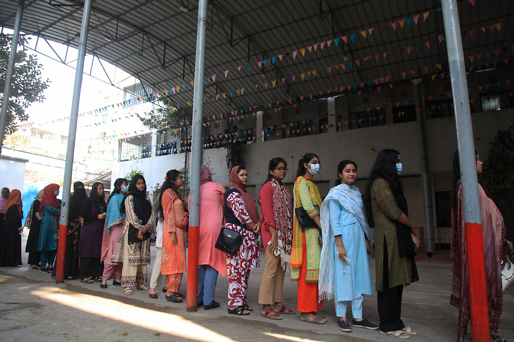 Kvinnor står i kö för att rösta i ett valdistrikt i Dhaka, 12 februari 2012. 