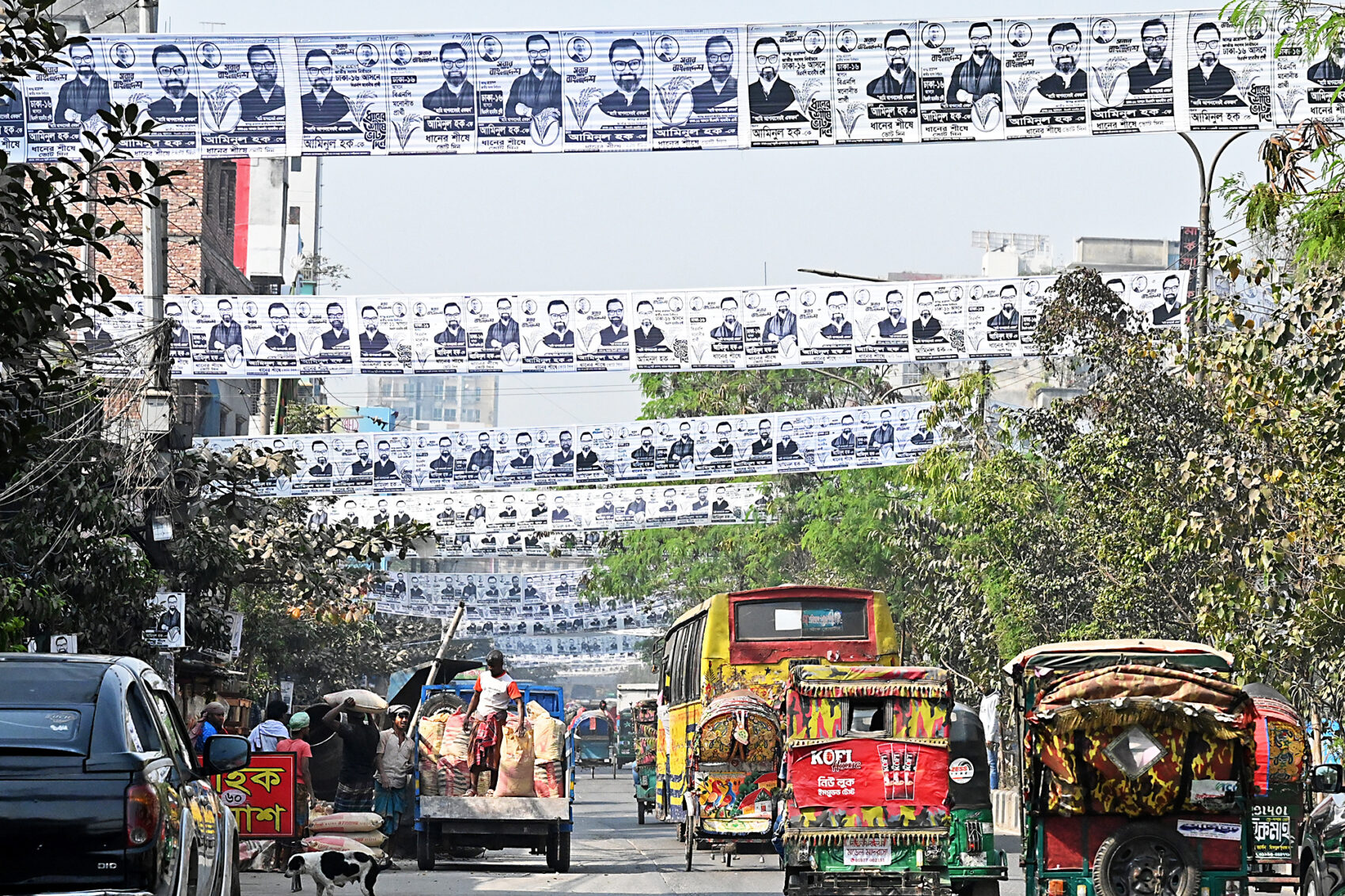 Vid gatorna i Dhaka var gick det inte att undgå kandidaternas vilja att få uppmärksamhet inför parlamentsvalet – för att om möjligt väljas in.