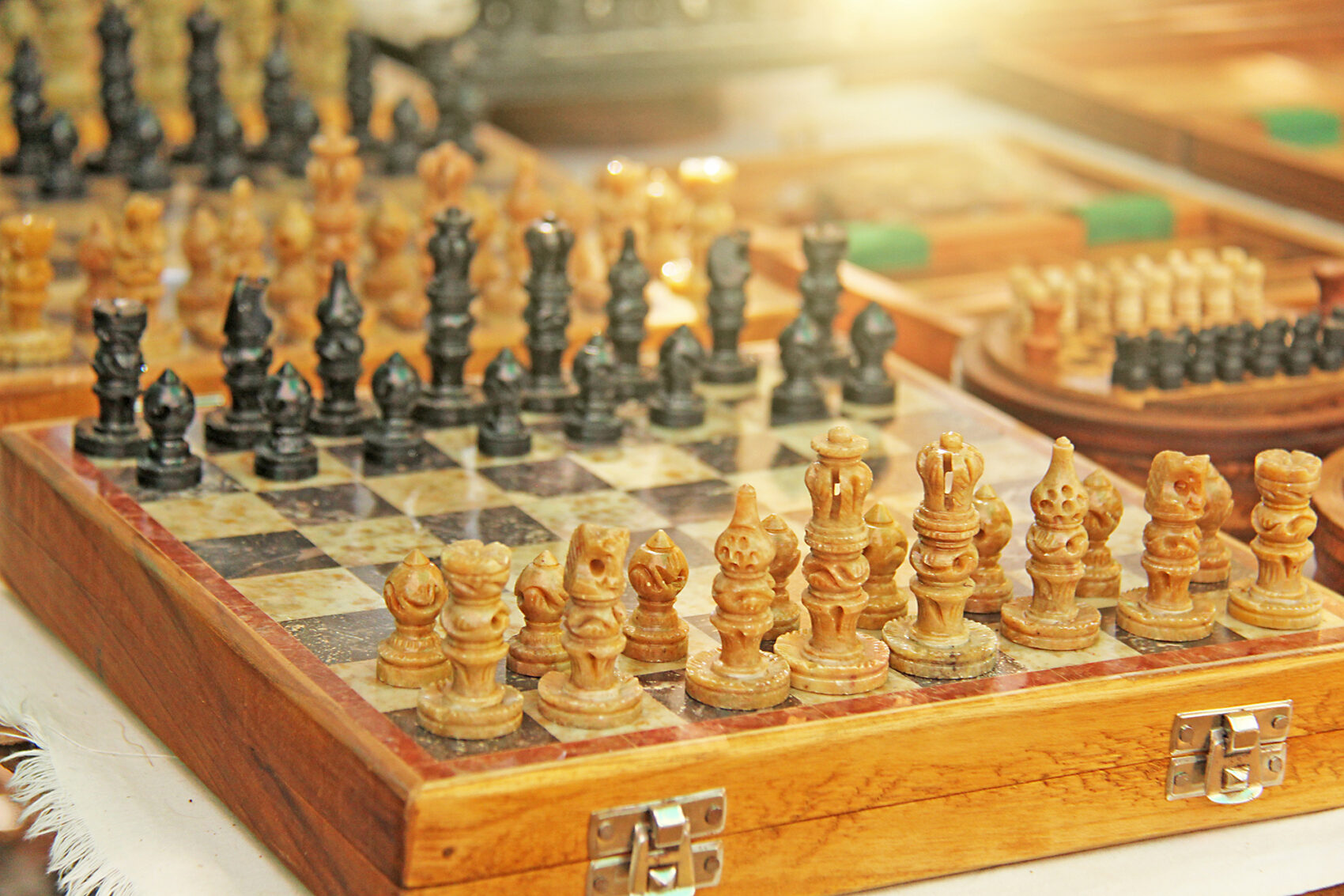 Schack- och backgammonspel till salu på en basar i Sydasien. På den officiella politiska spelplanen, parlamentet Jatiya Sangsad (Nationens hus, översatt till svenska) är de flesta pjäser nya.