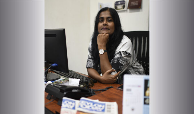 Sulochana Ramiah Mohan är biträdande redaktör och prisvinnande journalist vid Ceylon Today i Colombo. Bild från 2025.