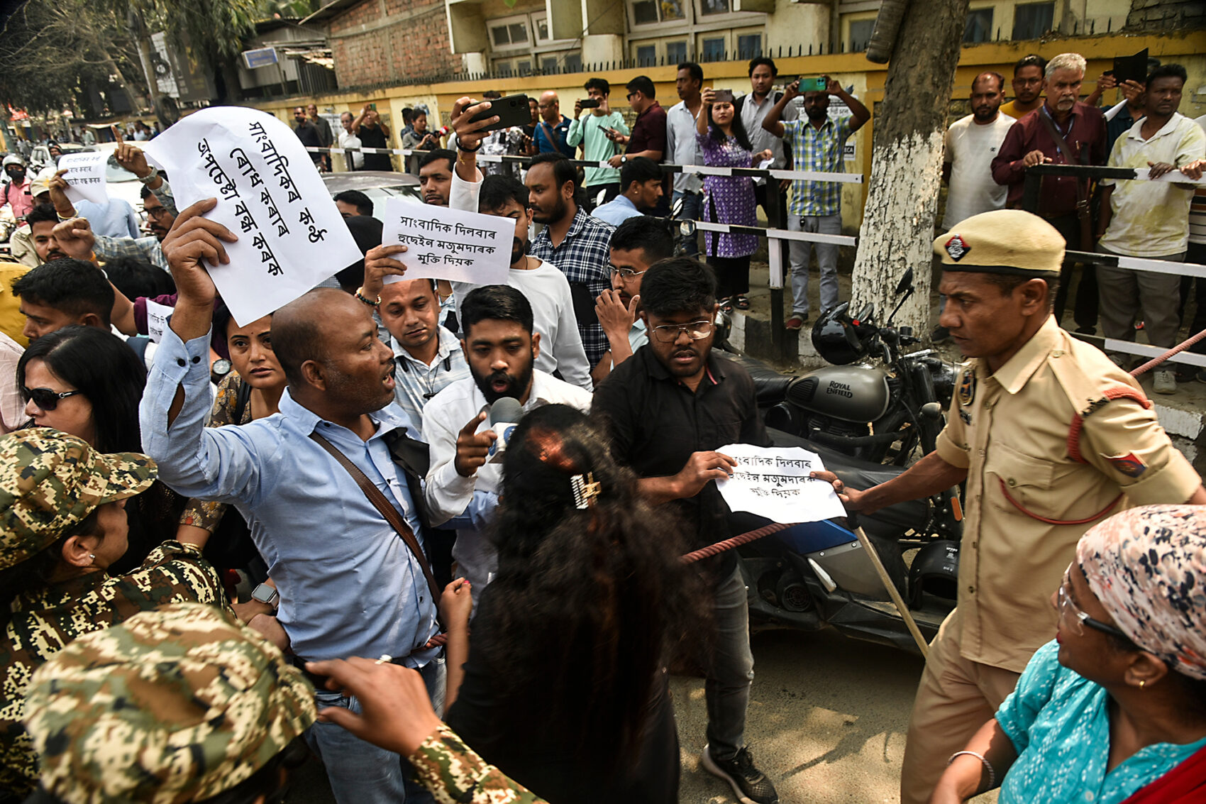Journalister och aktivister i staden Guwahati protesterar 25 mars 2025 mot att journalisten Dilwar Hussain gripits av polis.