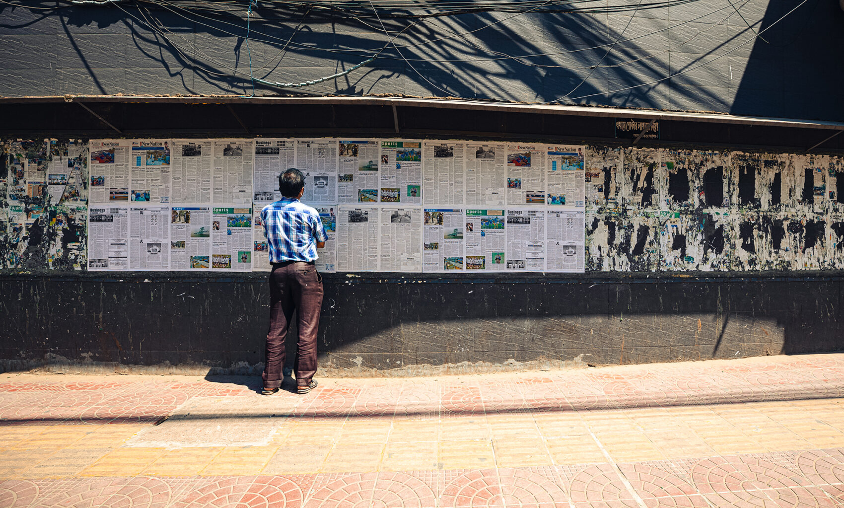 Dhaka, Bangladesh, 30 mars 2020. Ett sätt att ta del av nyheter i papperstidningen, som blir allt mindre vanligt.