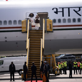 Indiens premiärminister Narendra Modi hälsar på Sverige och Sveriges statsminister Ulf Kristersson.
