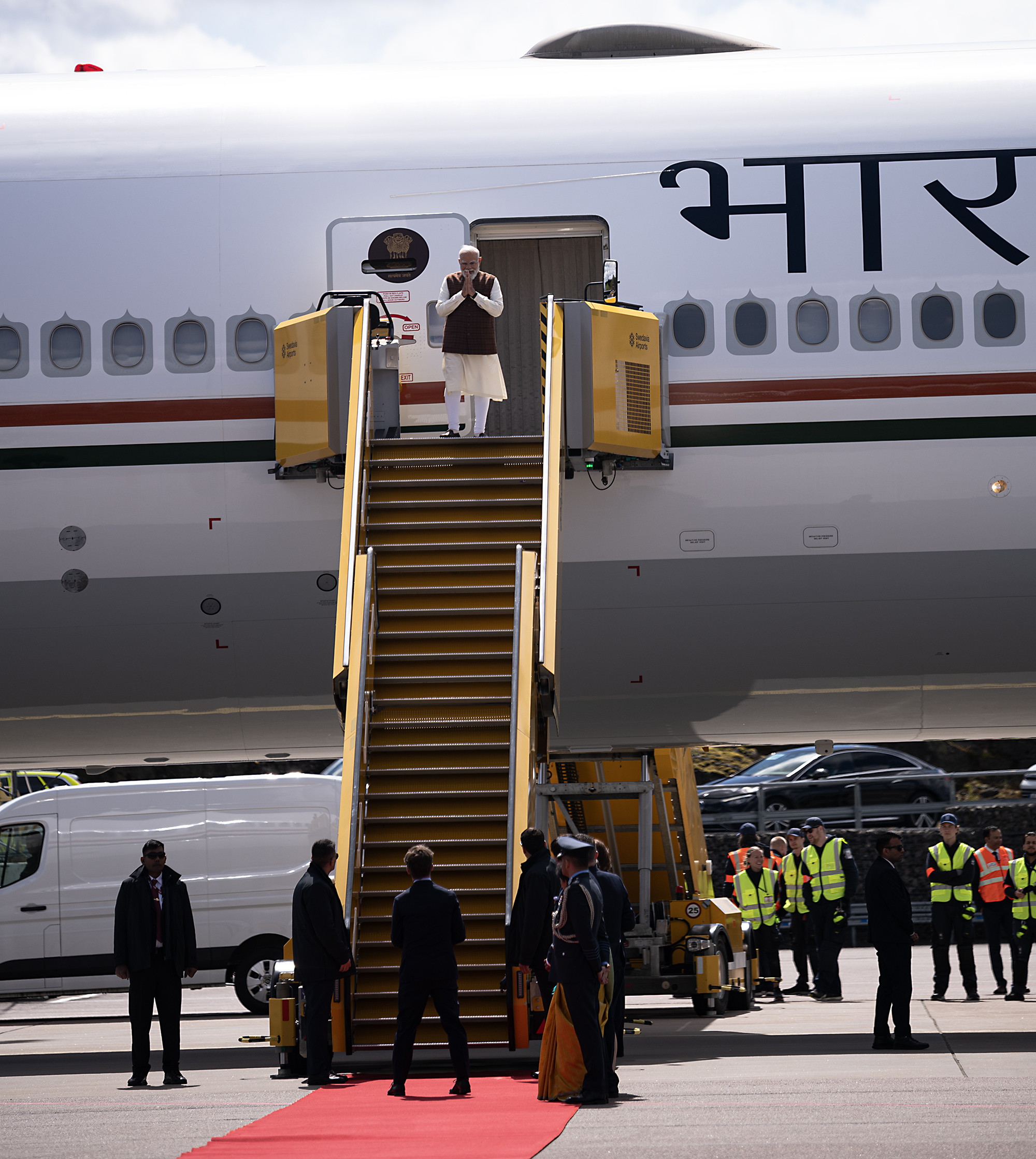 Indiens premiärminister Narendra Modi hälsar på Sverige och Sveriges statsminister Ulf Kristersson.
