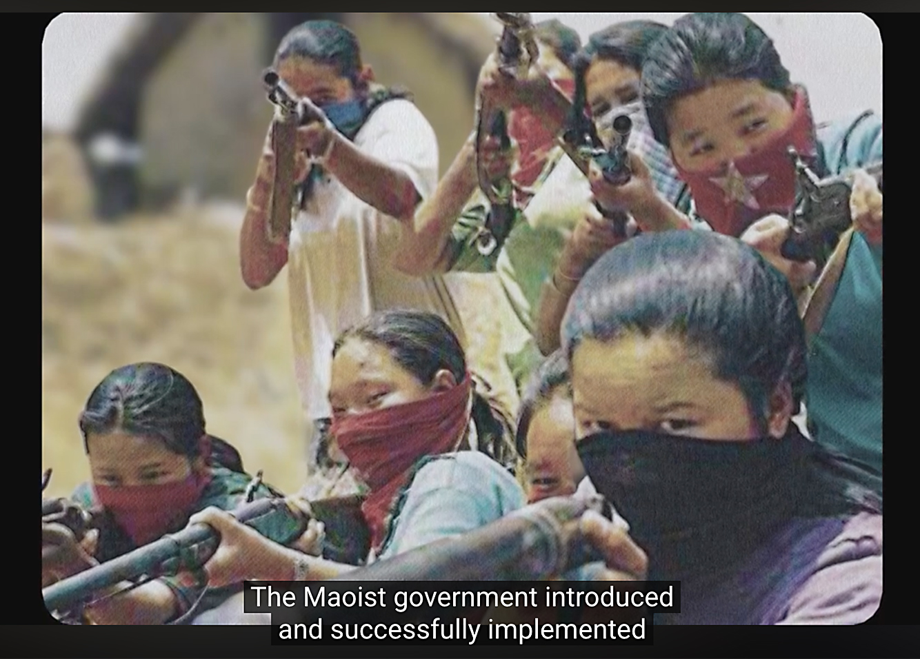 Scen ur filmen illustrerar kvinnliga medlemmar i maoistgerillan i Nepal, som poserar med sina gevär.
