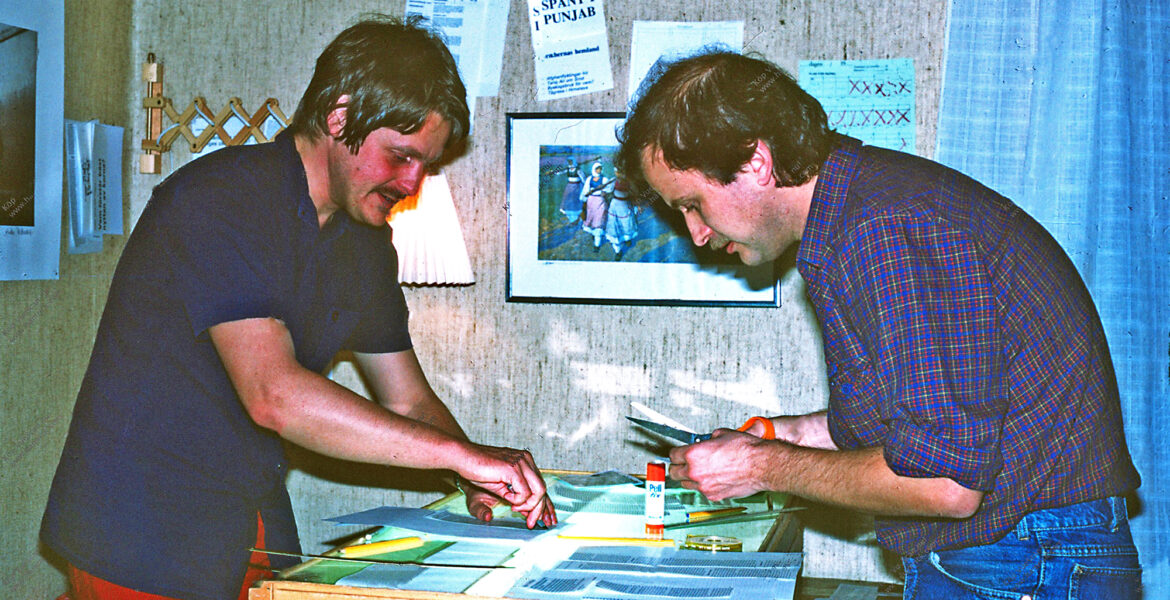 Lars Eklund tillsammans med Thomas Bibin under en ”monteringshelg” i stugan i Vassbotten.