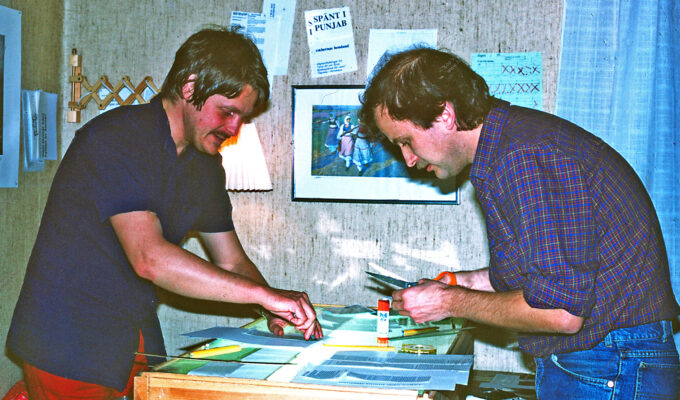Lars Eklund tillsammans med Thomas Bibin under en ”monteringshelg” i stugan i Vassbotten.