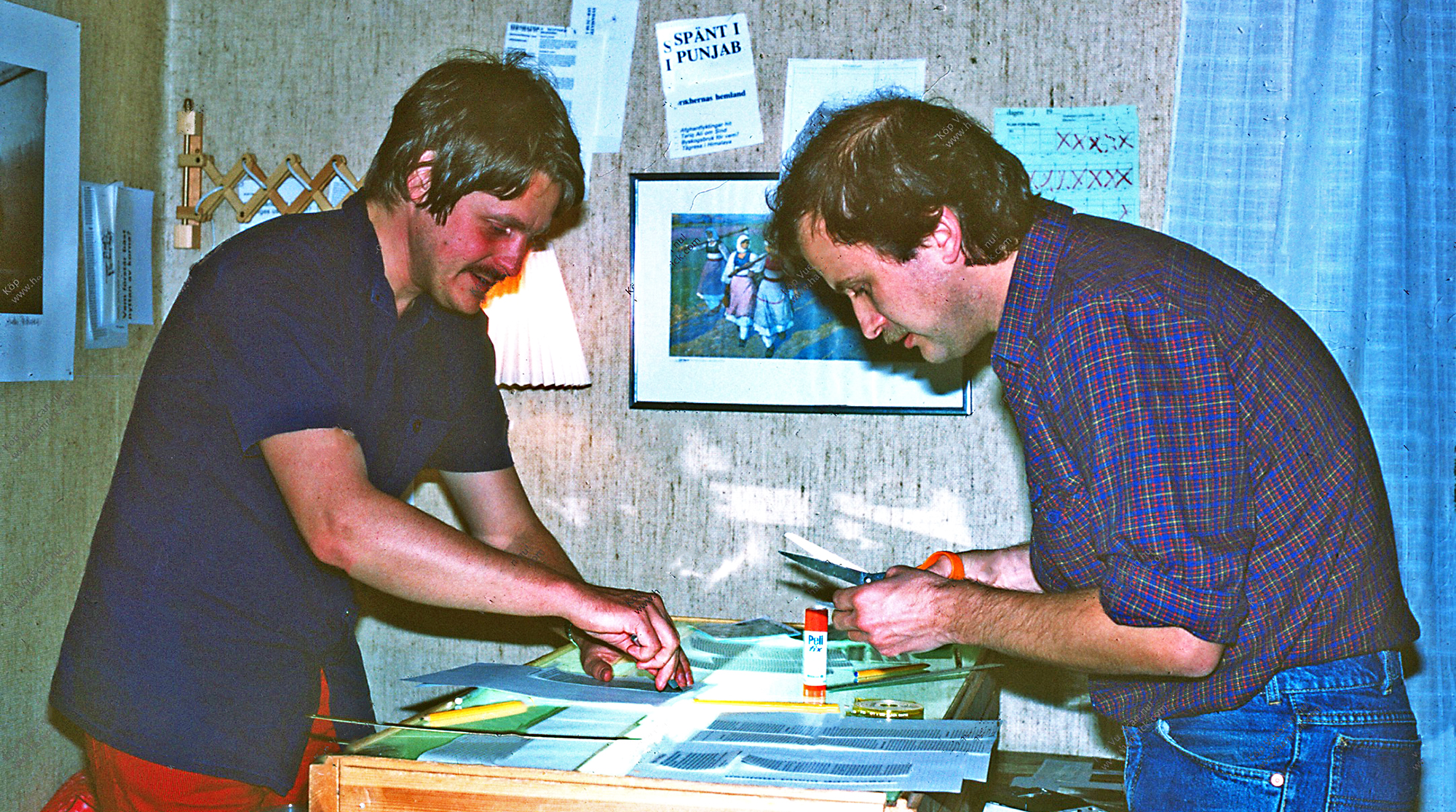 Lars Eklund tillsammans med Thomas Bibin under en ”monteringshelg” i stugan i Vassbotten.