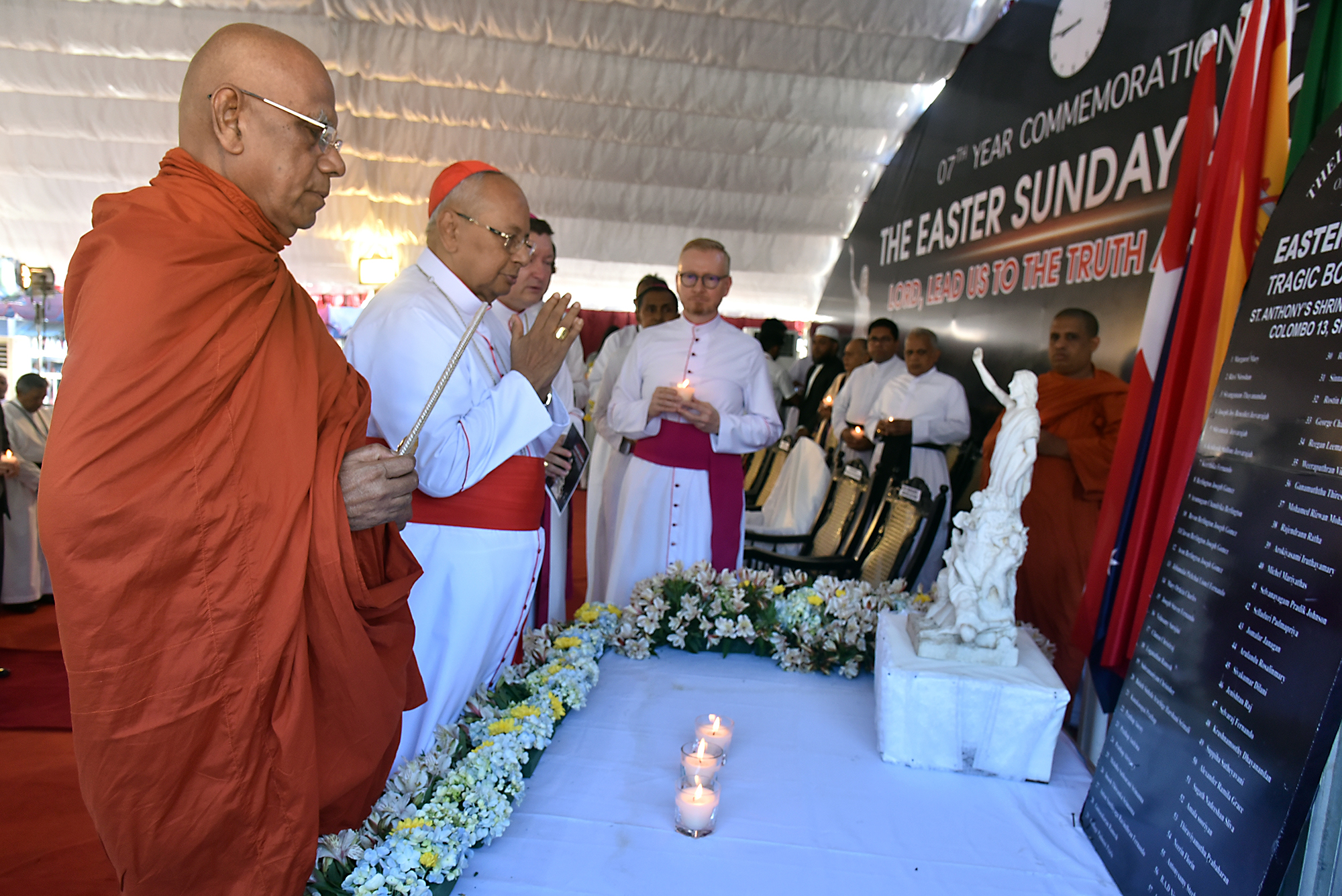 Ärkebiskopen av Colombo, kardinal Malcolm Ranjith (i mitten), Omalpe Sobitha Thera (till vänster) och Vatikanens sändebud Andrez Jozwowlez (till höger) besökte Negombo vid minnesdagen 21 april 2026, för offren för terrordåden på påskdagen 21 april 2019.