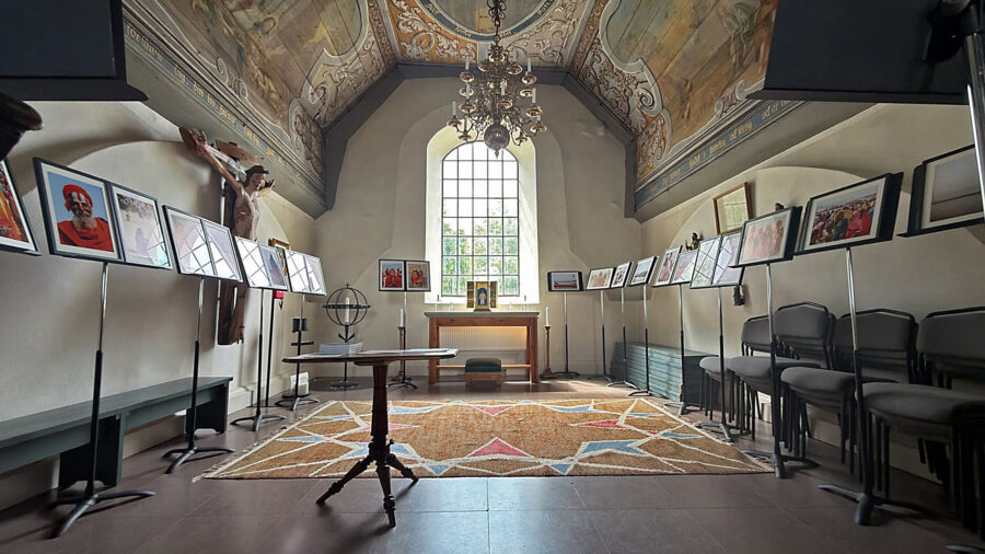 Fotoutställningen med bilder från Maha Kumbh Mela visas under sommaren i kyrkor i Östergötland.