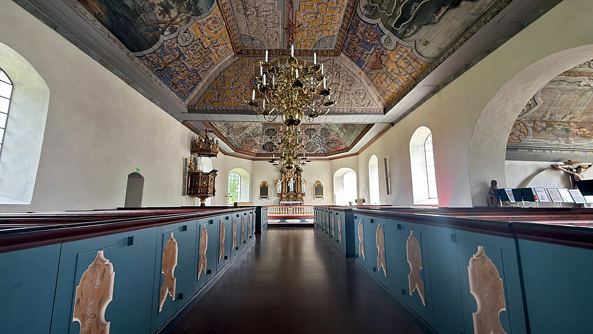 De som besöker kyrka för gudstjänst och vid andra tillfällen kan ta del av utställningen.