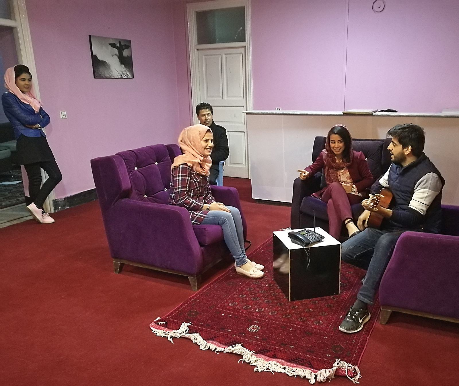 Journalisten Mursal väntar på att inleda direktsändningar i samband med firande av Newroz.