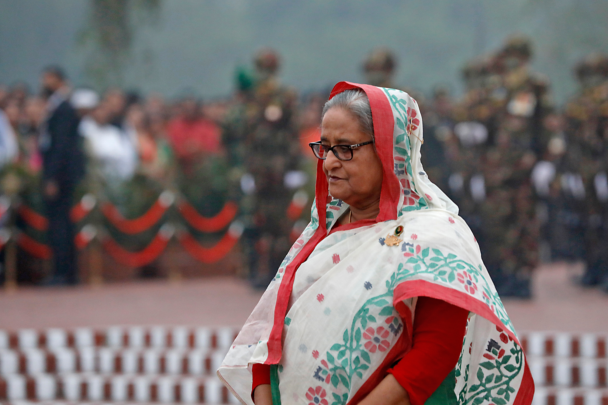Sheikh Hasina i Dhaka 26 mars 2023 under hedrande av martyrer från frihetskriget 1971 vid martyrkyrkogården i Savar i Dhaka. Efter att störtandet har många minnesmärken från 1971 förstörts.