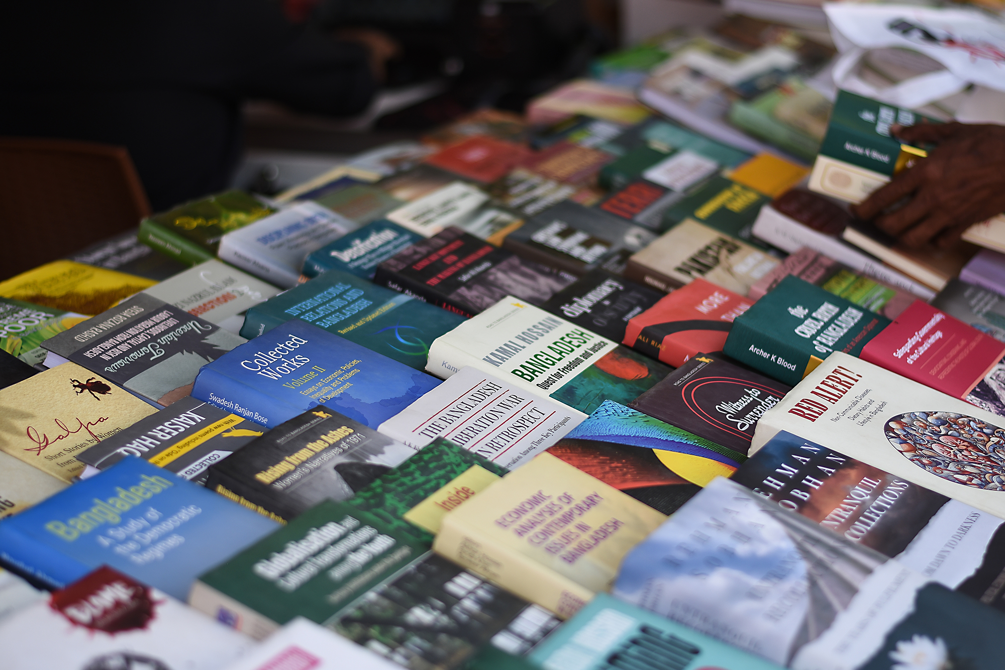 Bangladesh har en stolt tradition inom poesi, litteratur och film. Bokmässan i Dhaka även kallad Ekushey Book Fair, har varit en stor begivenhet för såväl författare och förlag som läsare. Bilden är tagen 26 februari 2024.