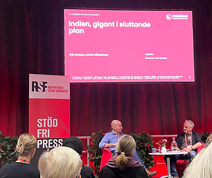 Erik Larsson, talesperson för Reportrar utan gränser (RUG) i Sverige, samtalar kring situationen för medierna i Indien med Sydasiens redaktör Johan Mikaelsson.