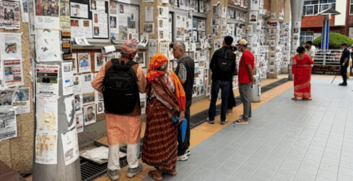 En vägg vid Teaching Hospital i Katmandu har fyllts med fotografier av människor som är anmälda försvunna efter naturkatastrofen vid gränsen till Tibet 26 augusti 2026.