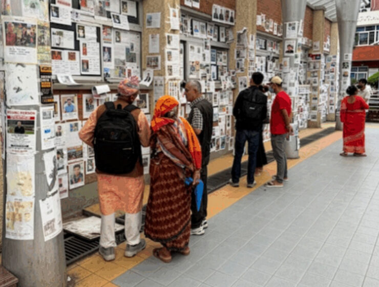 En vägg vid Teaching Hospital i Katmandu har fyllts med fotografier av människor som är anmälda försvunna efter naturkatastrofen vid gränsen till Tibet 26 augusti 2026.