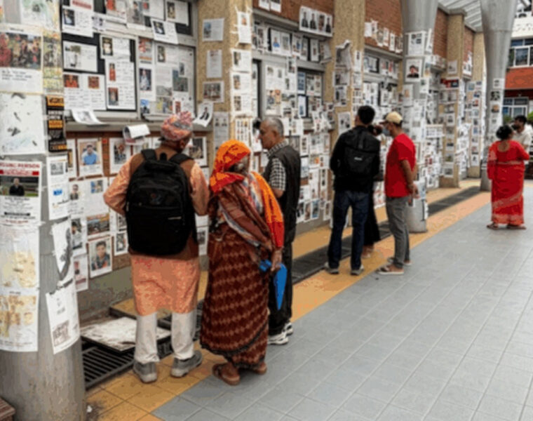 En vägg vid Teaching Hospital i Katmandu har fyllts med fotografier av människor som är anmälda försvunna efter naturkatastrofen vid gränsen till Tibet 26 augusti 2026.