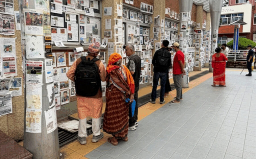 En vägg vid Teaching Hospital i Katmandu har fyllts med fotografier av människor som är anmälda försvunna efter naturkatastrofen vid gränsen till Tibet 26 augusti 2026.