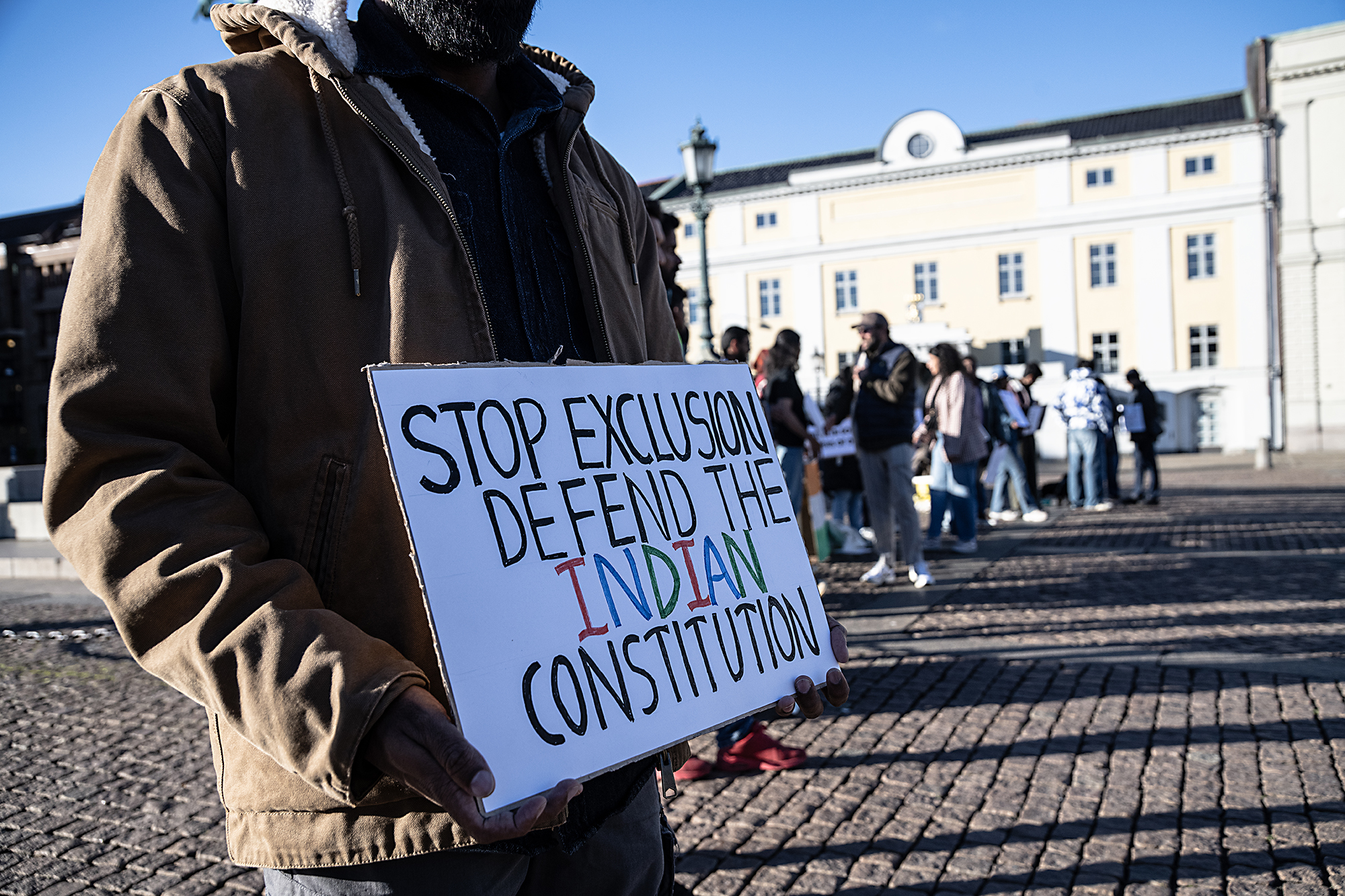 Grunden för demokratin i Indien är landets konstitution. Plakat vid manifestationen i Göteborg.