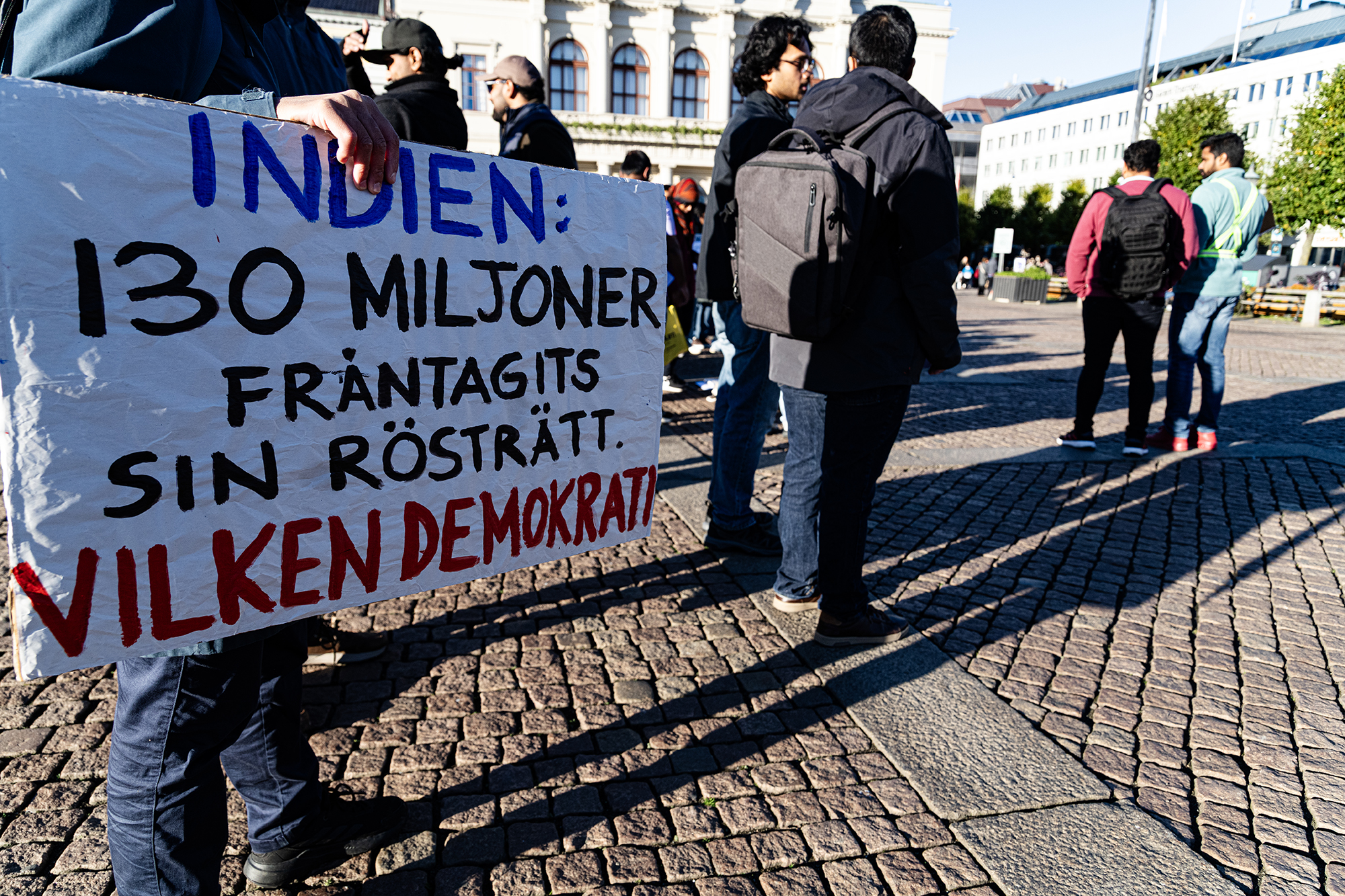 Plakat vid manifestationen i göteborg 17 oktober 2026. Väldigt många indiska medborgare fråntas möjligheten att rösta.