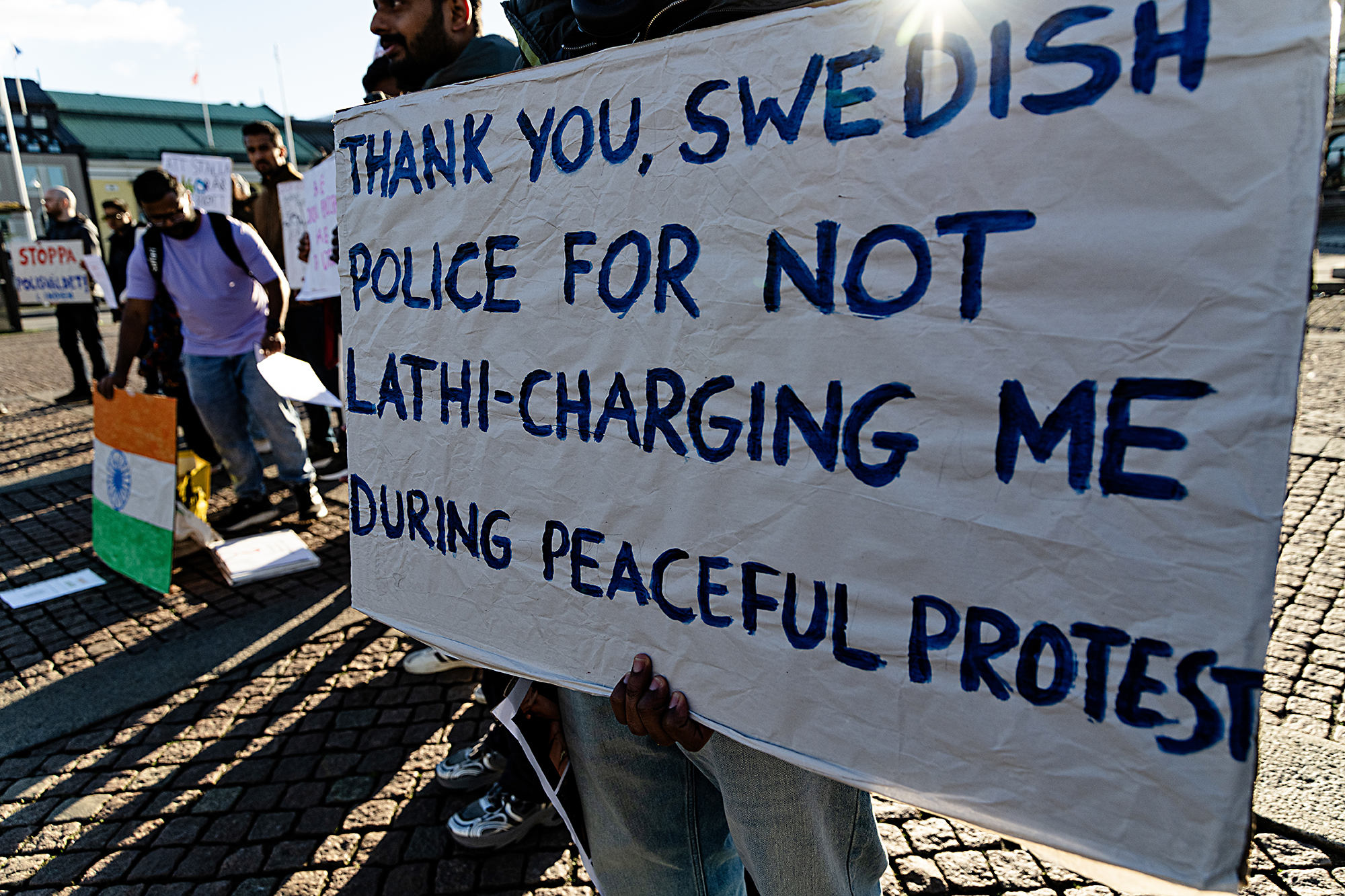 Demonstranterna i Göteborg uttrycker, med ironi riktad mot Delhi, tacksamhet mot den svenska polisen, som inte möter dem med batongslag.